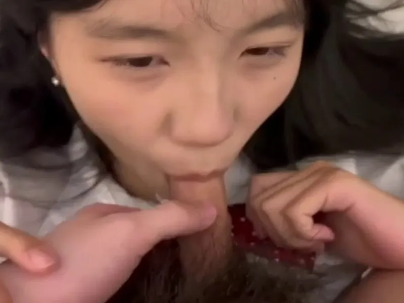 Em loli dễ thương liếm cây hàng biến em thành con em đĩ nứng lồn p2